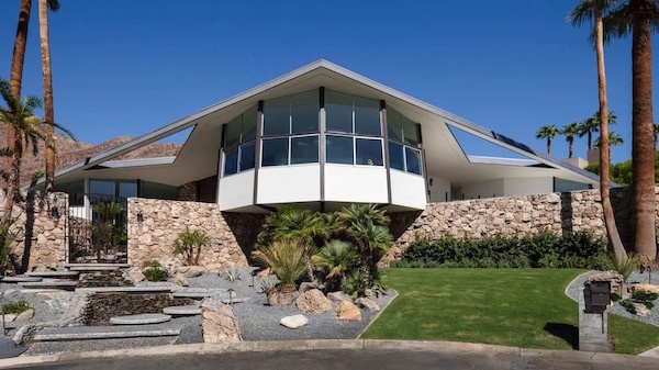 Front view of the House of Tomorrow in Palm Springs, CA